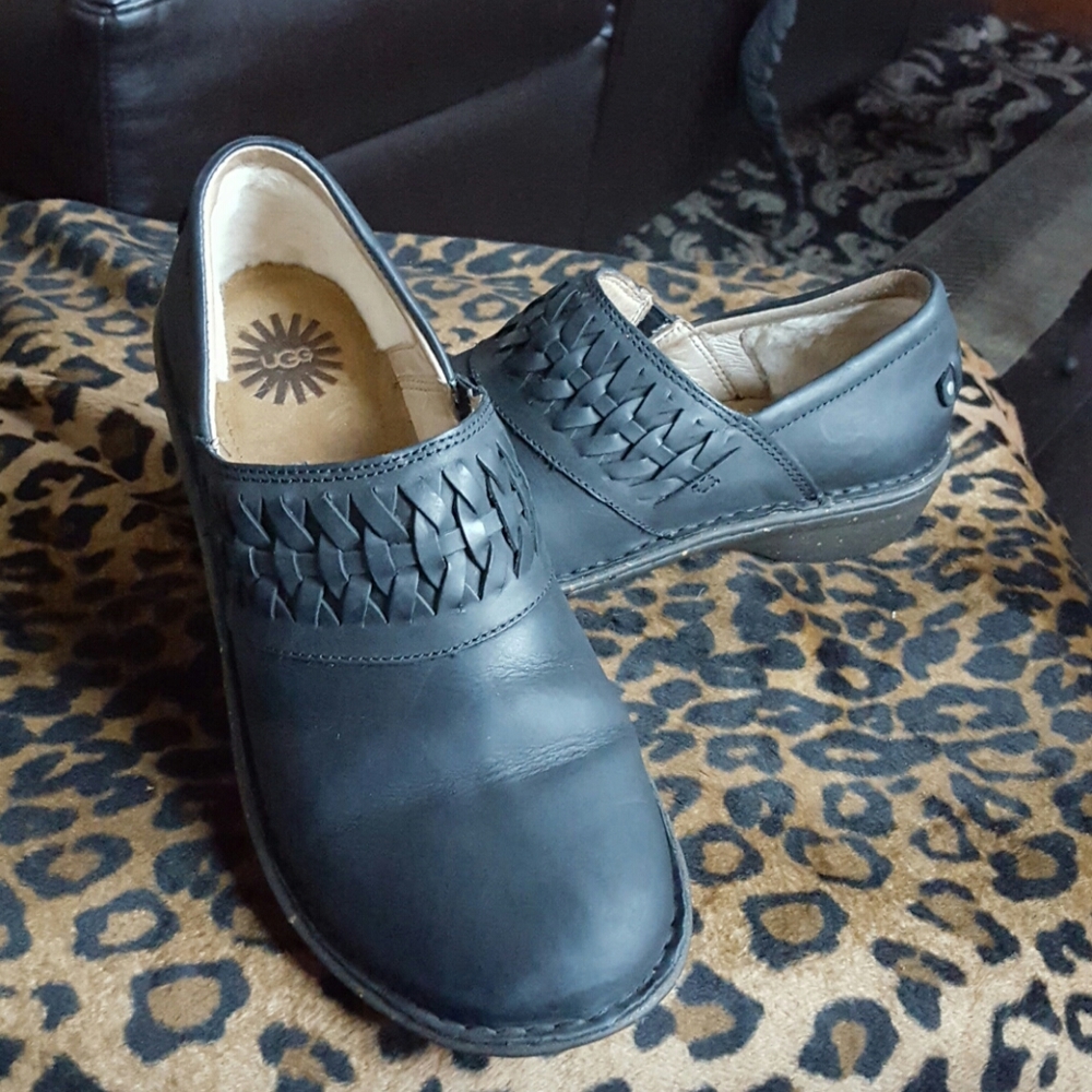 UGGS Leather Fleece lined shoe Size 9
